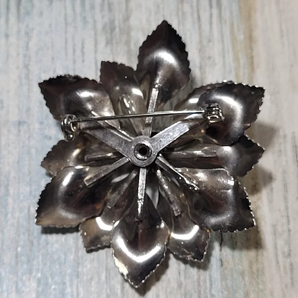 Vintage Flower Brooch and Earrings Set. - Picture 3 of 8